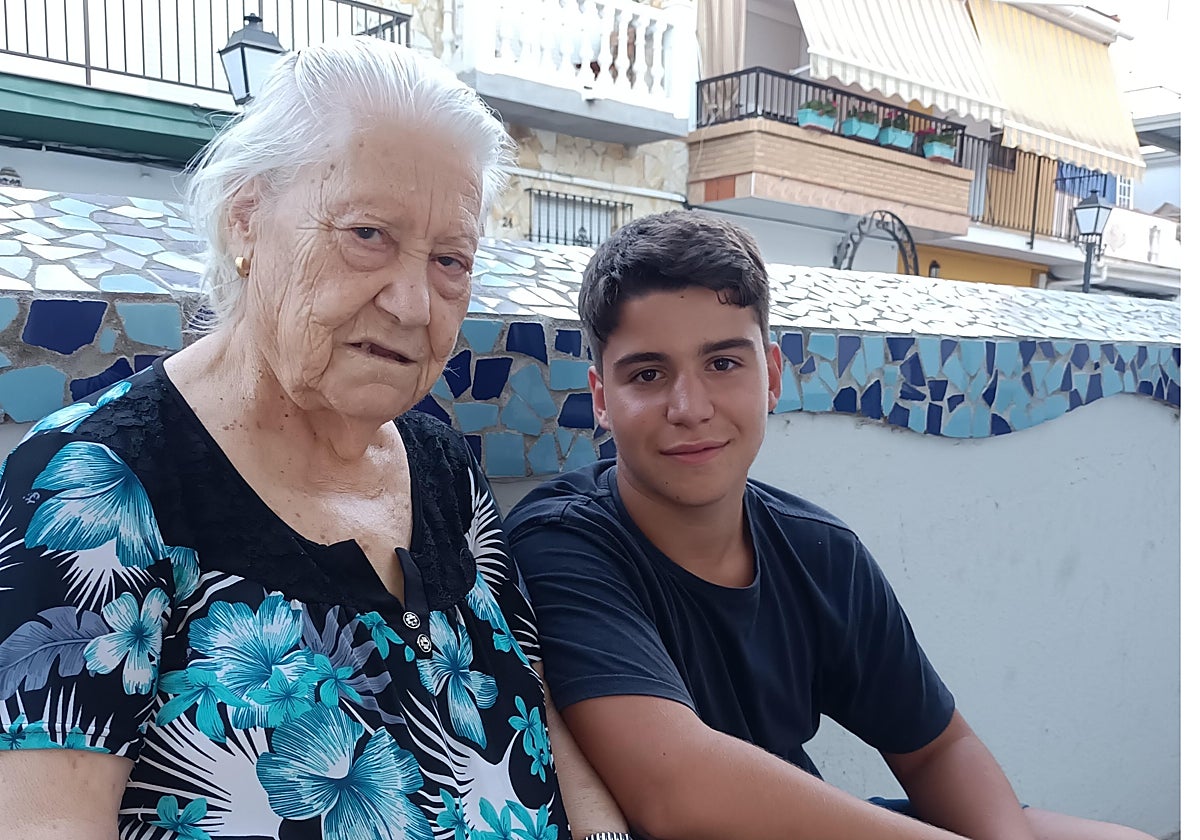 Miguel Ángel con su abuela Lola.