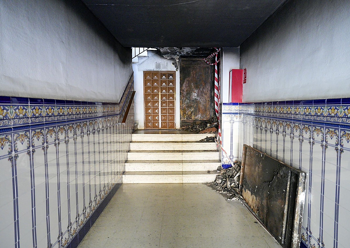 Imagen secundaria 1 - Daños en el interior del edificio y vista exterior del inmueble. 