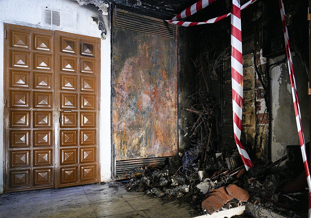 Imagen principal - Daños en el interior del edificio y vista exterior del inmueble. 