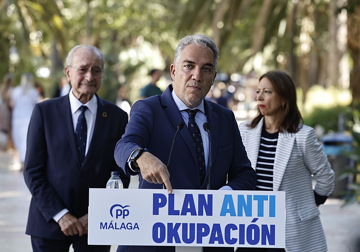 Bendodo, este viernes, en el Paseo del Parque y detrás De la Torre y Navarro.