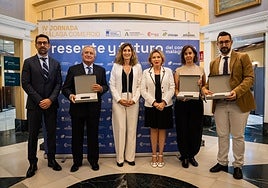 La presidenta de Málaga Comercio y la delegada de Empleo, junto a los premiados.