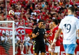 Eder Mallo dialoga con jugadores del Gimnástic en el partido en Tarragona, en el que el Málaga ascendió a Segunda División.