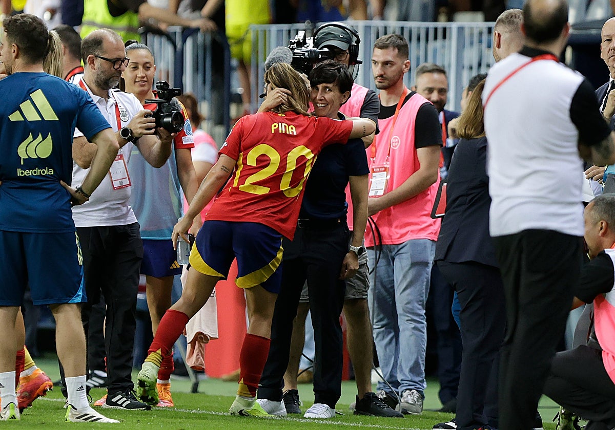 Sonia Bermúdez se abraza con Claudia Pina.