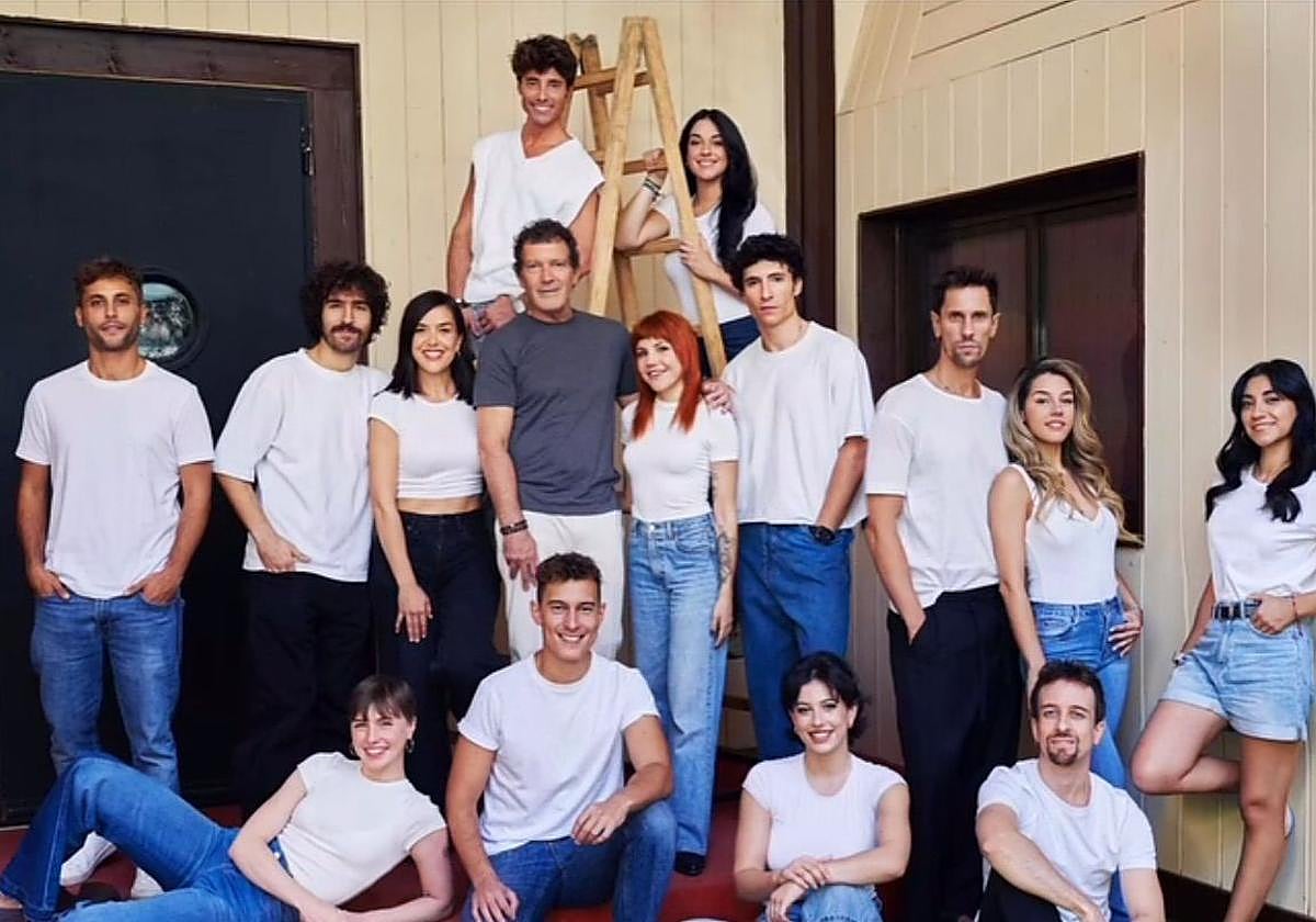 Elenco de 'Godspell' posa con Antonio Banderas en los ensayos finales.