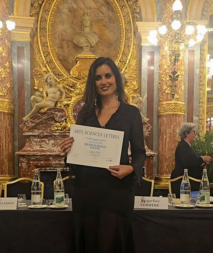 Imagen secundaria 2 - La soprano Berna Perles con Miguel Pérez, Silvia Olivero Anarte en Pitesti, y Maite Rojas en París.