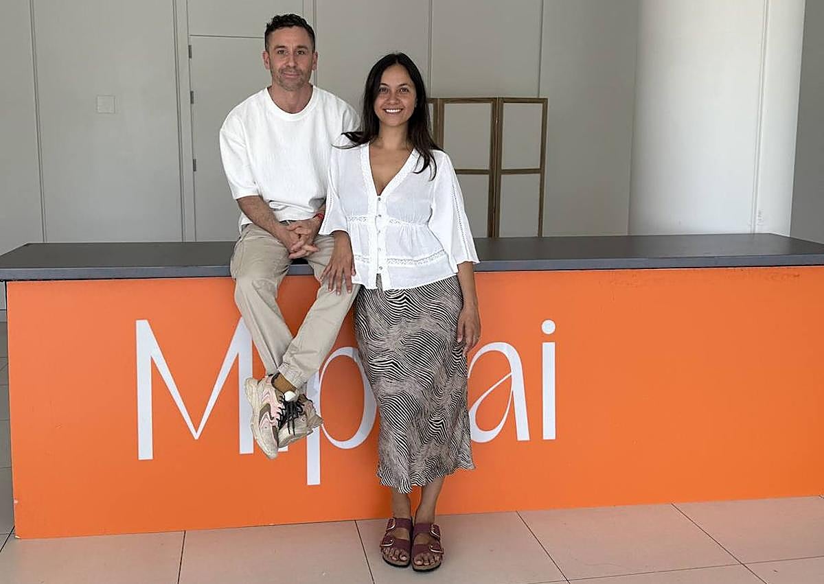 Imagen secundaria 1 - Detalle del look de la Infanta Sofía e imagen de Miro Taboada y Alicia Davila Phaithayad, fundadores de la empresa con sede en Málaga.