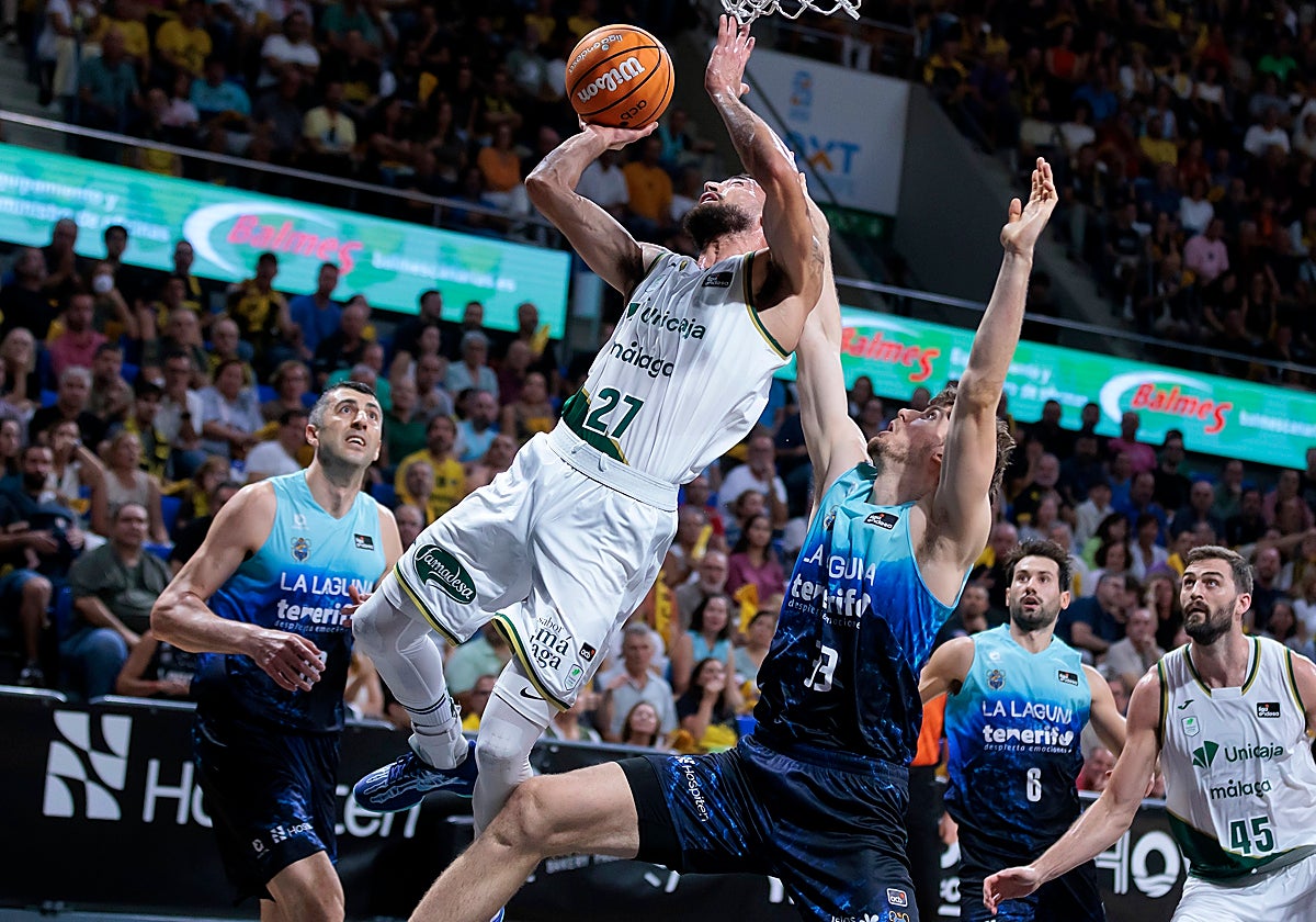 Duarte trata de anotar desequilibrado por Doornekamp.