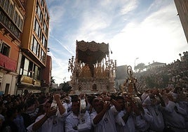 El trono de la Virgen de la Trinidad, durante la procesión este sábado.