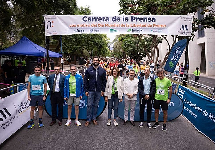 Imagen de la foto de familia: en el centro, el edil de Deportes, Borja Vivas, y la presidenta de la Asociación de la Prensa de Málaga, Elena Blanco, entre otras personalidades.