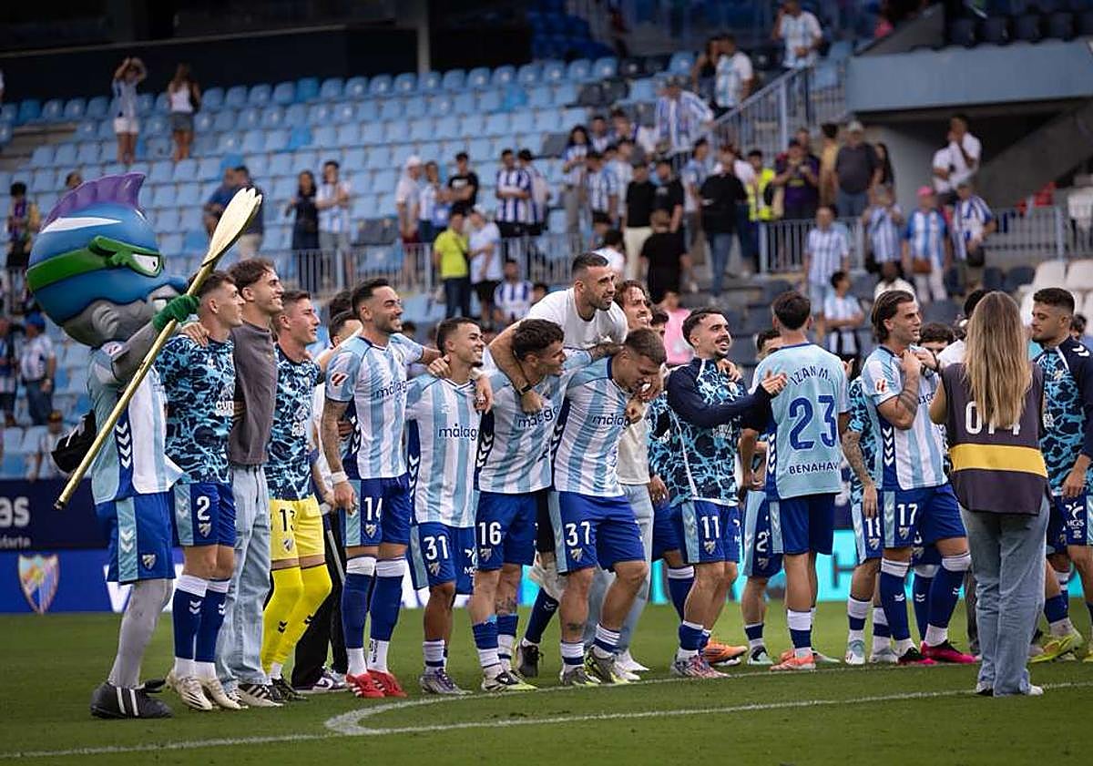 Imagen principal - Un espectacular Málaga puede con todo en La Rosaleda y golea con uno menos (4-1)