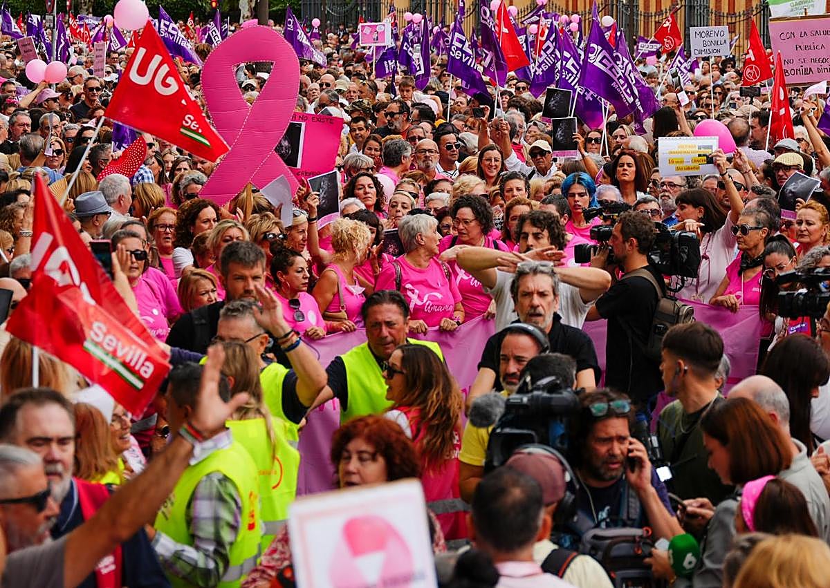 Imagen secundaria 1 - Multitudinaria manifestación en Sevilla por una solución a la crisis de los cribados de cáncer