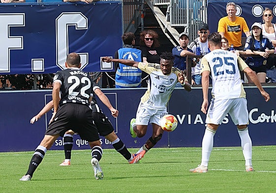 Un avance del atacante del Marbella Tahiru, en presencia del veterano defensa del Cartagena Nacho.
