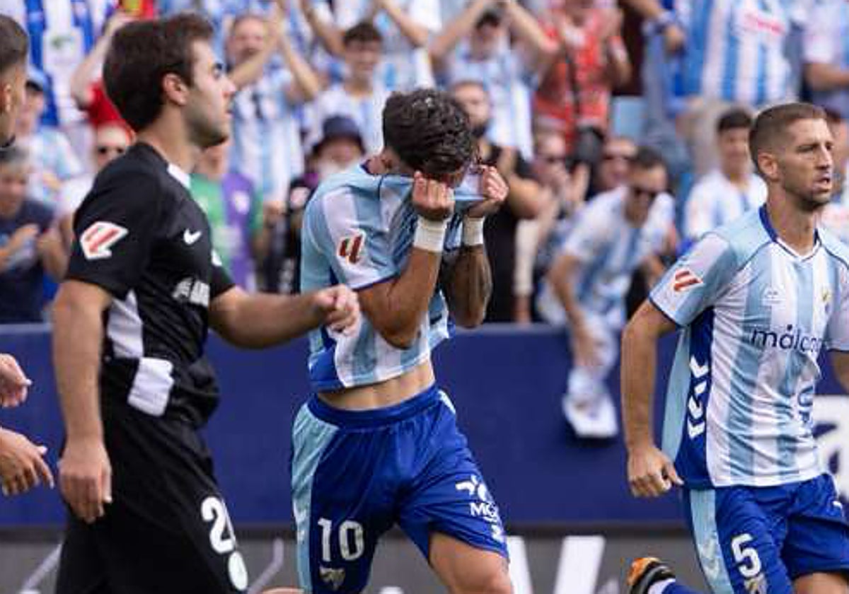 Larrubia, emocionado, se tapó la cara para celebrar su gol, que abrió la cuenta del Málaga.