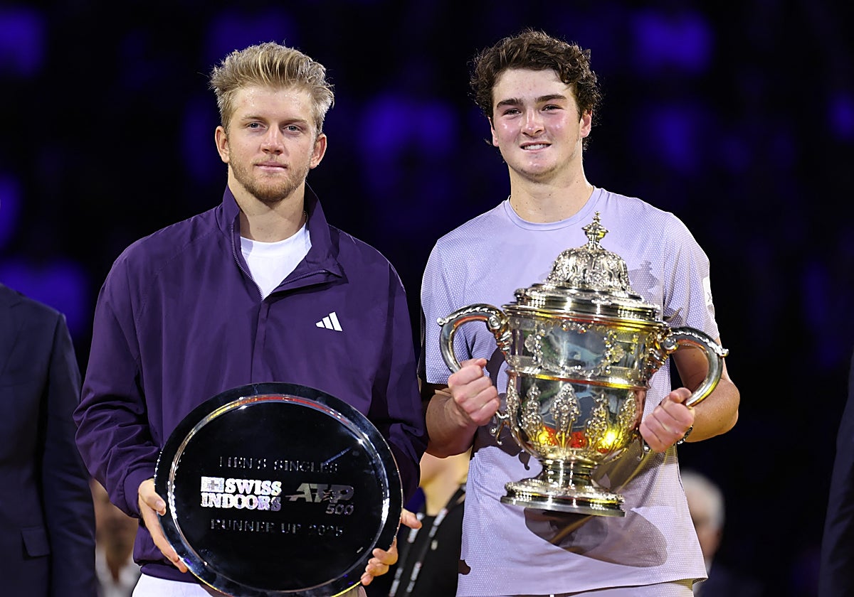 Alejandro Davidovich y Joao Fonseca, con sus respectivos trofeos de subcampeón y ganador de la final del ATP 500 de Basilea.