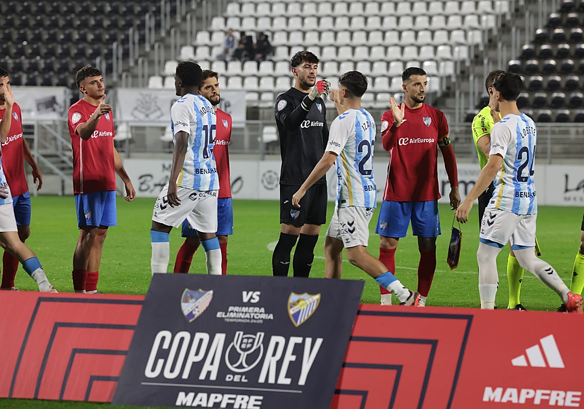 Los jugadores del Estepona y del Málaga se saludan antes del duelo copero de la temporada pasada.