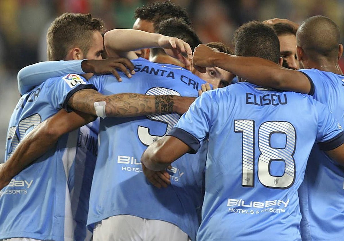 La publicidad de BlueBay en las camiseta del Málaga de la temporada 13-14, bajo los dorsales.