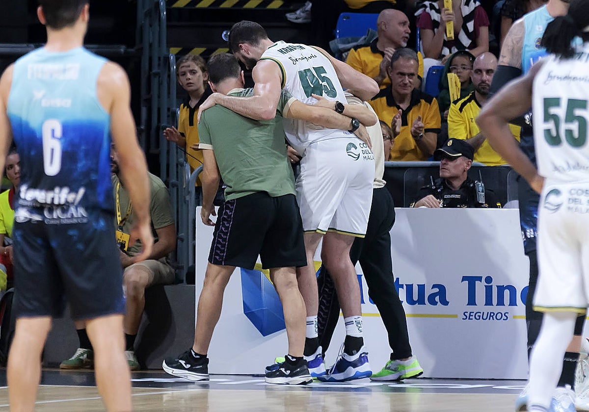 Kravish es ayudado a dejar la pista tras lesionarse.