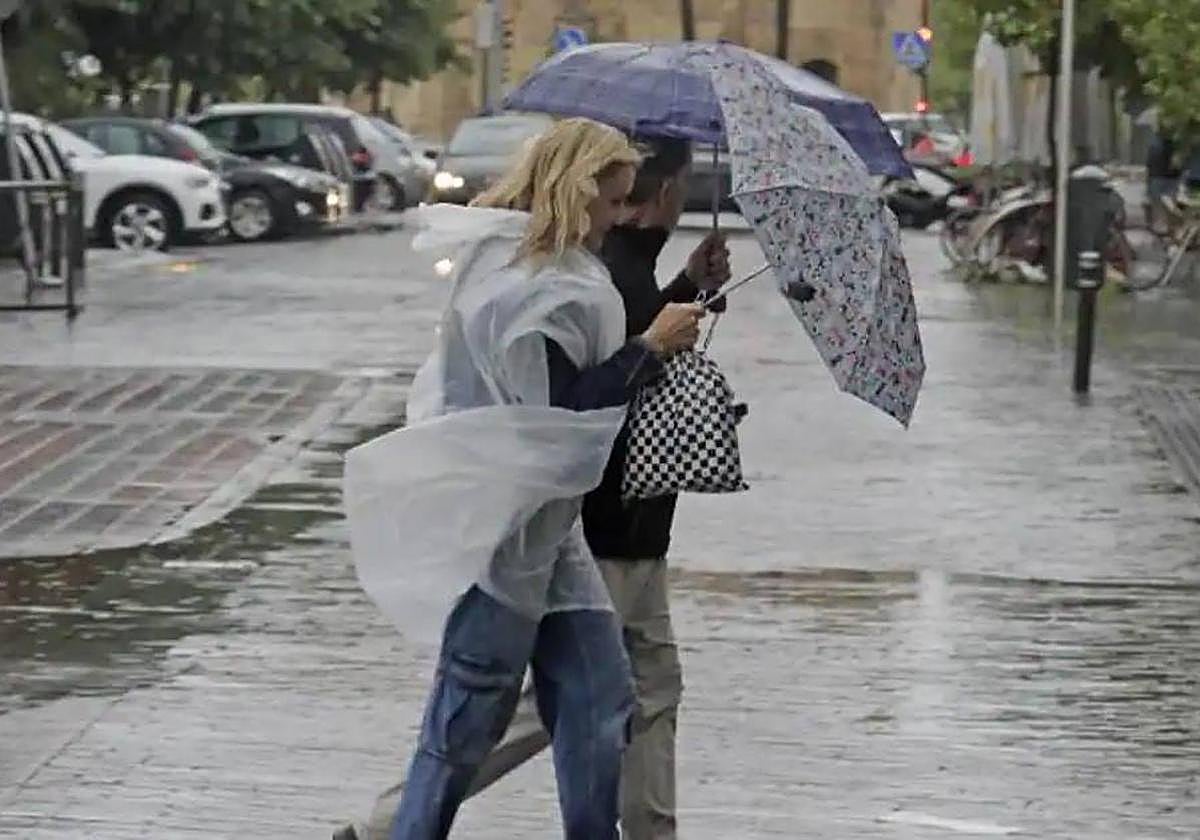 Aemet avisa de lluvias «consistentes» en Andalucía con posibilidad de «algún tornado o tromba marina»: cinco provincias en alerta