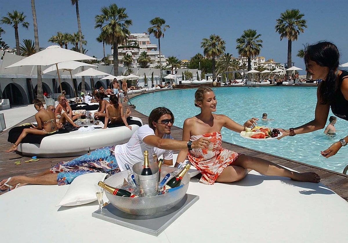 Turistas brindan con champán en un hotel de Marbella.