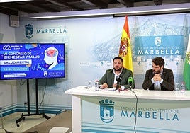 El concejal de Sanidad, Alejandro González, junto al psicólogo Buenaventura del Charco.