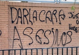 Pintadas en la fachada del colegio de Sevilla al que acudía Sandra Peña.
