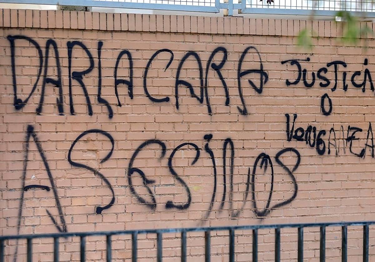 Pintadas en la fachada del colegio de Sevilla al que acudía Sandra Peña.