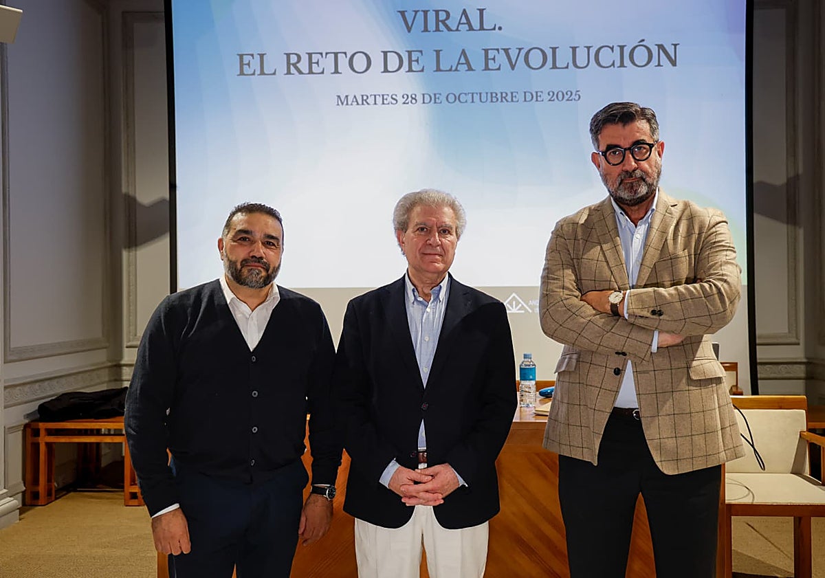 Imagen principal - Más imágenes del ciclo de este martes, celebrado en el Colegio de Arquitectos. 