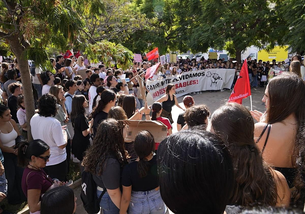 Imagen principal - Cientos de personas se manifiestan en Málaga contra el &#039;bullying&#039;: «El silencio también mata»