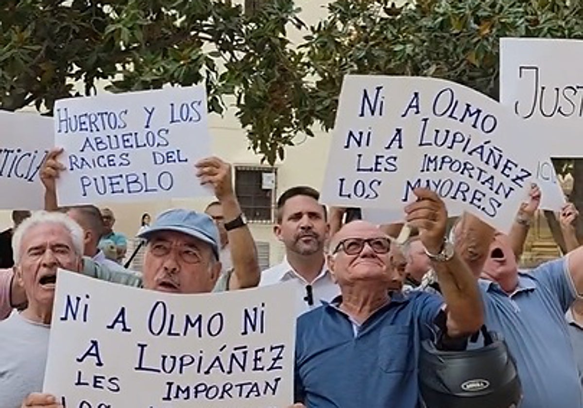 Imagen de la protesta vecinal a las puertas del Ayuntamiento veleño.