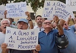 Imagen de la protesta vecinal a las puertas del Ayuntamiento veleño.