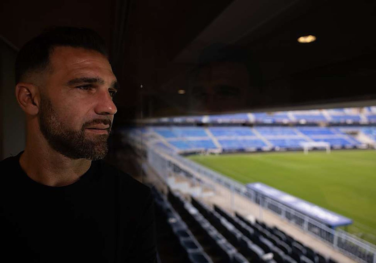 Jesús Gámez contempla el estadio donde protagonizó actuaciones gloriosas para el Málaga.