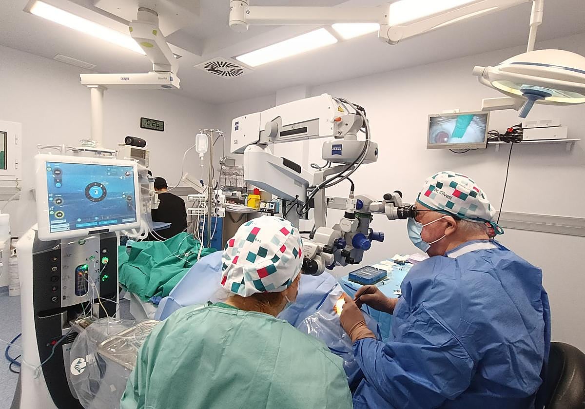 El Dr. Cilveti en quirófano con el láser de femtosegundo.