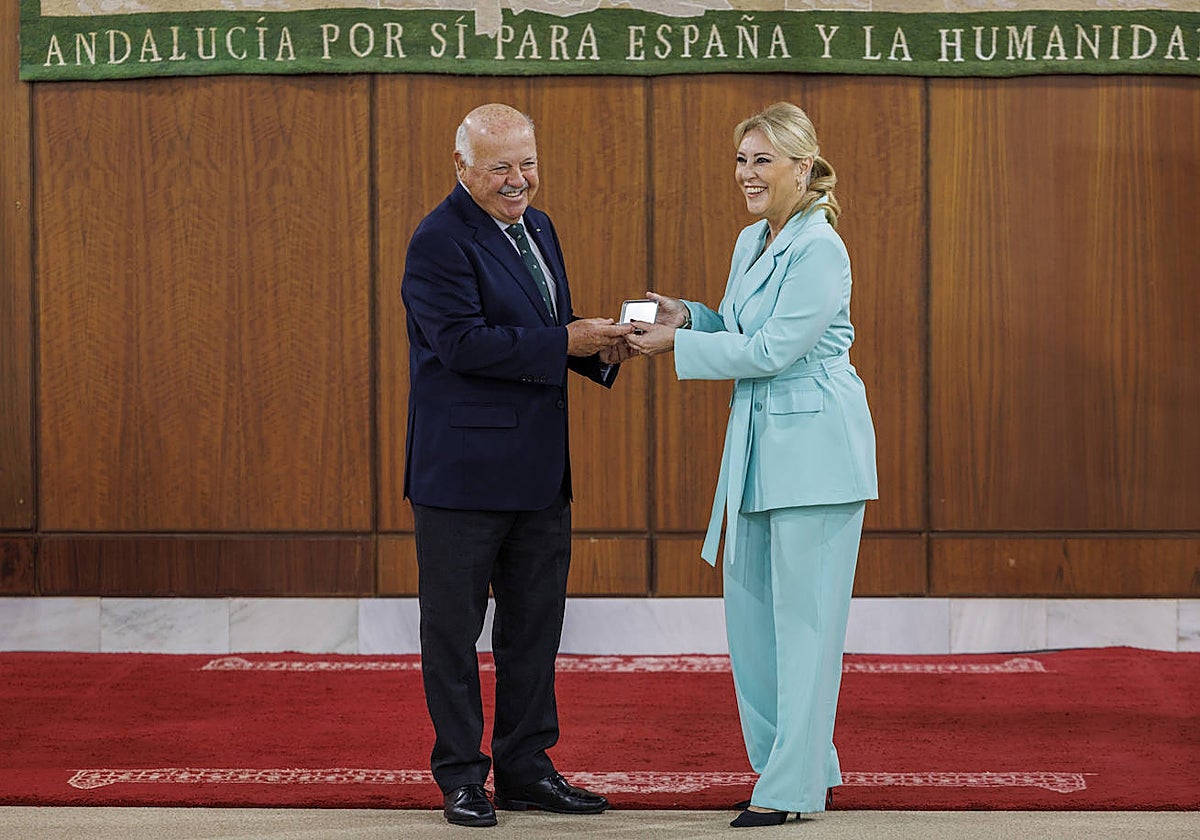 La consejera de Hacienda, Carolina España, entrega el soporte con los Presupuestos al presidente del Parlamento, Jesús Aguirre.