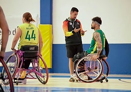 El nuevo entrenador, Jorge Borba, da instrucciones durante un entrenamiento de esta pretemporada.