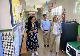 La alcaldesa de Marbella, Ángeles Muñoz, en una visita al CEIP Nuestra Señora del Carmen.