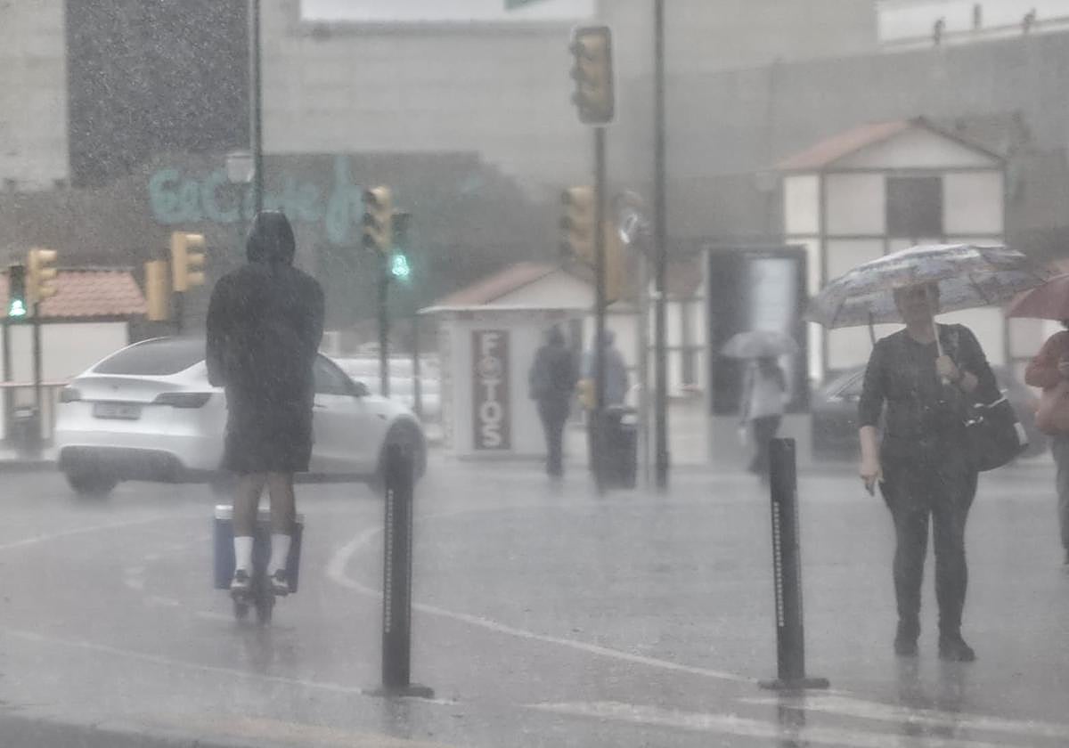 Imagen de lluvia este miércoles en Málaga capital.
