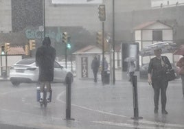Imagen de lluvia este miércoles en Málaga capital.