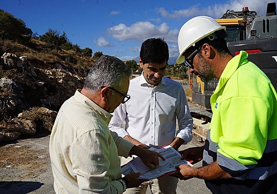 El alcalde de Coín, Francisco Santos, visita las obras.