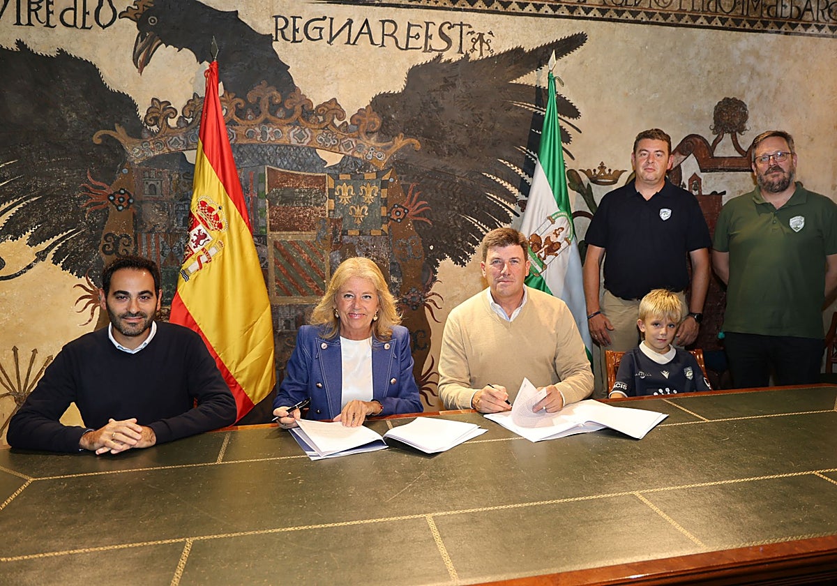 La alcaldesa de Marbella, Ángeles Muñoz, ha firmado el convenio con el presidente del Marbella Rubgy Club, José Arjona.