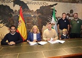 La alcaldesa de Marbella, Ángeles Muñoz, ha firmado el convenio con el presidente del Marbella Rubgy Club, José Arjona.
