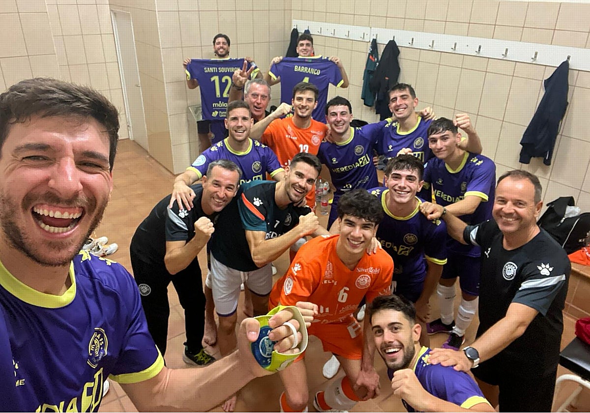 La celebración de la victoria del equipo en el vestuario en Tenerife.
