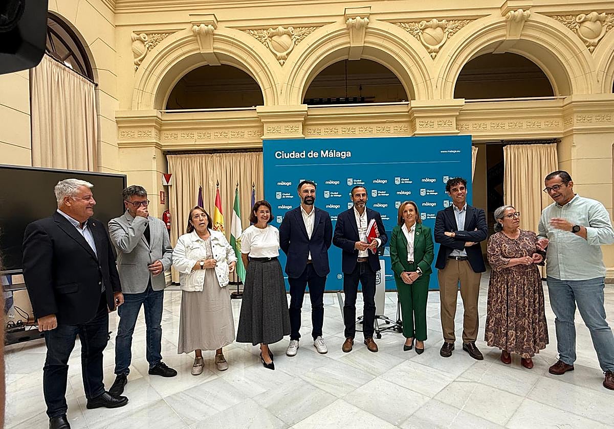 En la imagen, Dani Pérez, junto a los concejales socialistas, que lleva a pleno su moción urgente sobre el plan de detección precoz del cáncer de mama.