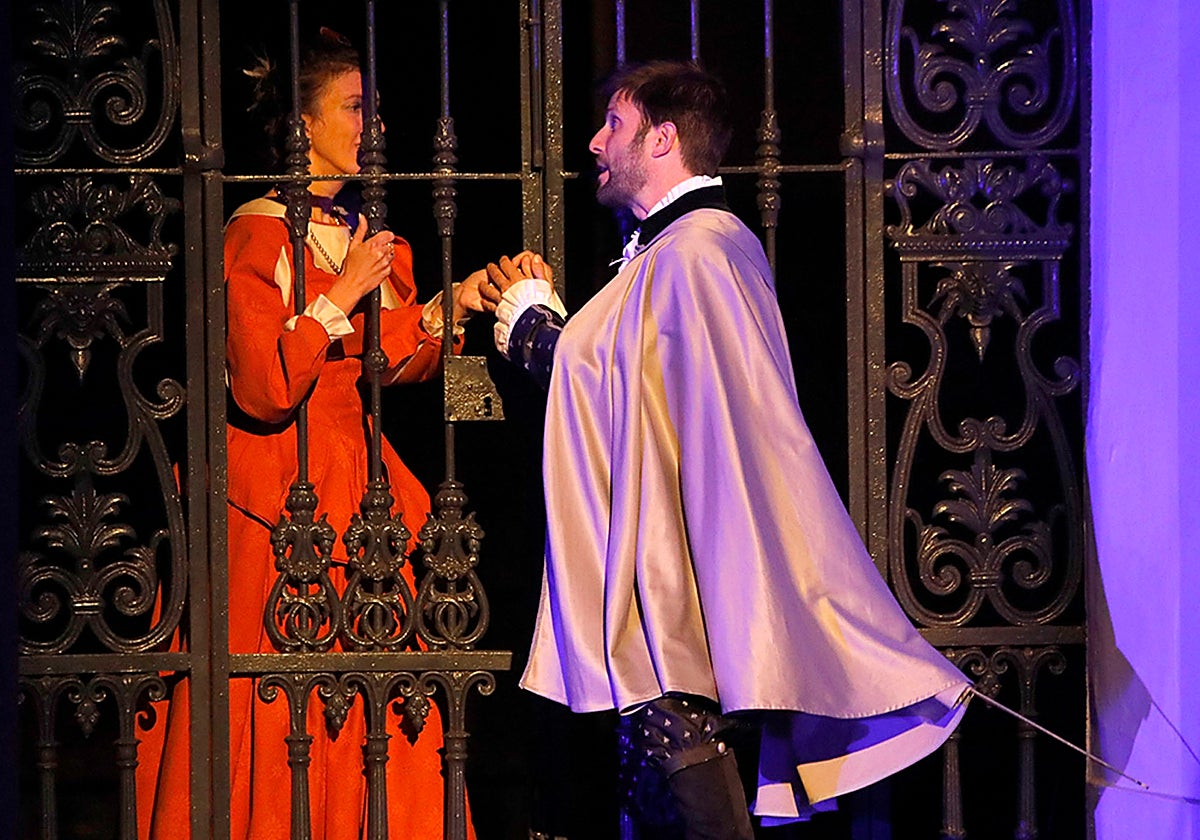 El grupo local de teatro adapta la obra a los espacios de San Juan de Dios, fusionando el interior del templo con el patio conventual