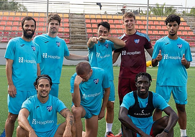 Una imagen desenfadada de varios jugadores del Estepona tras un 'partidillo' de entrenamiento.