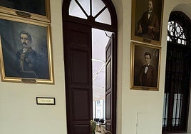 Imagen del área del Ayuntamiento de Málaga, en la primera planta, en el que están realizando tratamientos de desratización una empresa especializada.