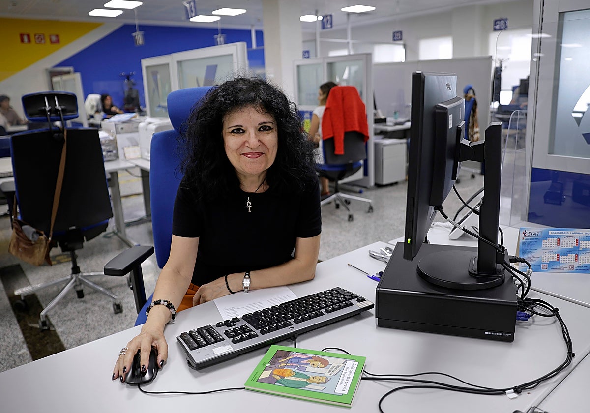 Mari Ángeles Pulido, en una de las mesas de la Agencia Tributaria de Málaga, donde ha trabajado durante 40 años.