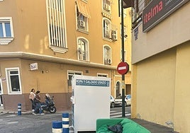 Un sofá en mitad de la calzada.