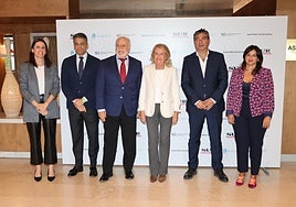 La alcaldesa de Marbella, junto a ponentes y organizadores, al inicio del encuentro.