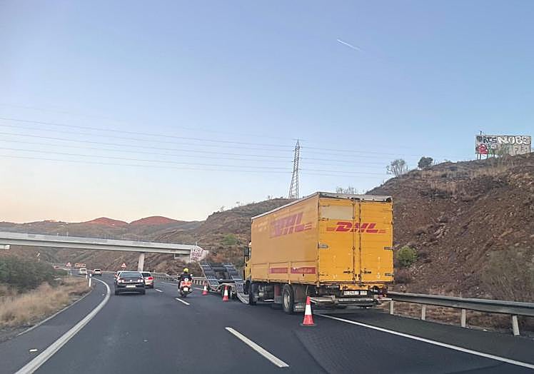 Camión averiado en la vía.