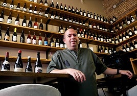 Julio Barluenga, entre algunas de las casi 500 referencias de vinos que sirve en Vertical.